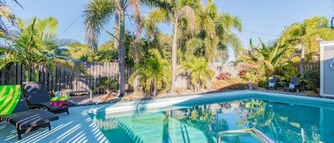 Piscina all'aperto, una piscina riscaldata