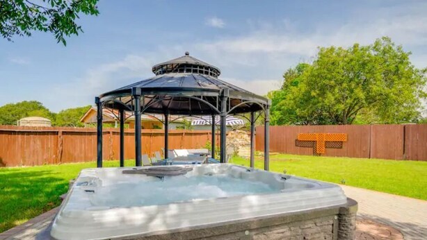 A hot tub with a gazebo structure in a backyard. - River, Wine, Hot Tub, 2 King Beds, Large backyard (Blanco)
