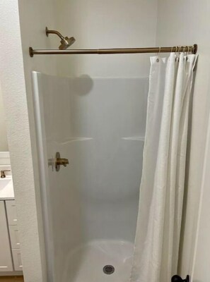 Shower - Guest House Suite, kitchenette, King bed (Buchanan Dam)