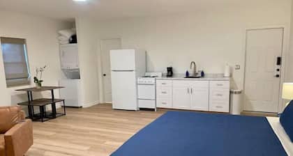 Guest House Suite, kitchenette, King bed