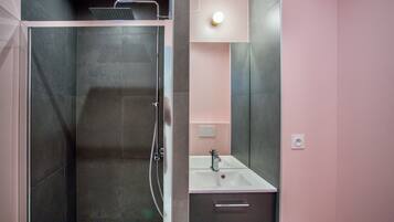 Een douche, een haardroger, handdoeken, zeep