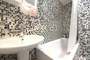 Deluxe Triple Room, 1 Double Bed with Sofa bed | Bathroom | Shower, free toiletries, towels, shampoo - East London Short Let's (London)