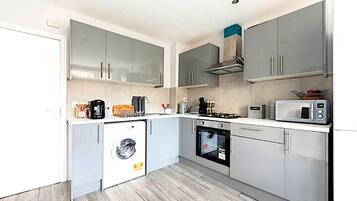 Full-size fridge, microwave, oven, stovetop