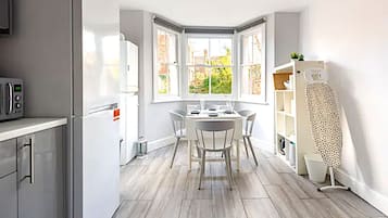 Full-size fridge, microwave, oven, stovetop