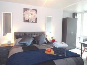 Habitación doble Deluxe | Ropa de cama de alta calidad, muebles diferentes y cortinas blackout