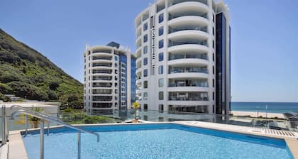 Upmarket on Main Beach