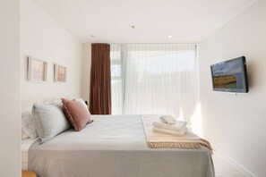 3 bedrooms, iron/ironing board, WiFi, bed sheets - Apartment on Main Beach (Mount Maunganui)