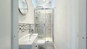 Shower, bidet, towels