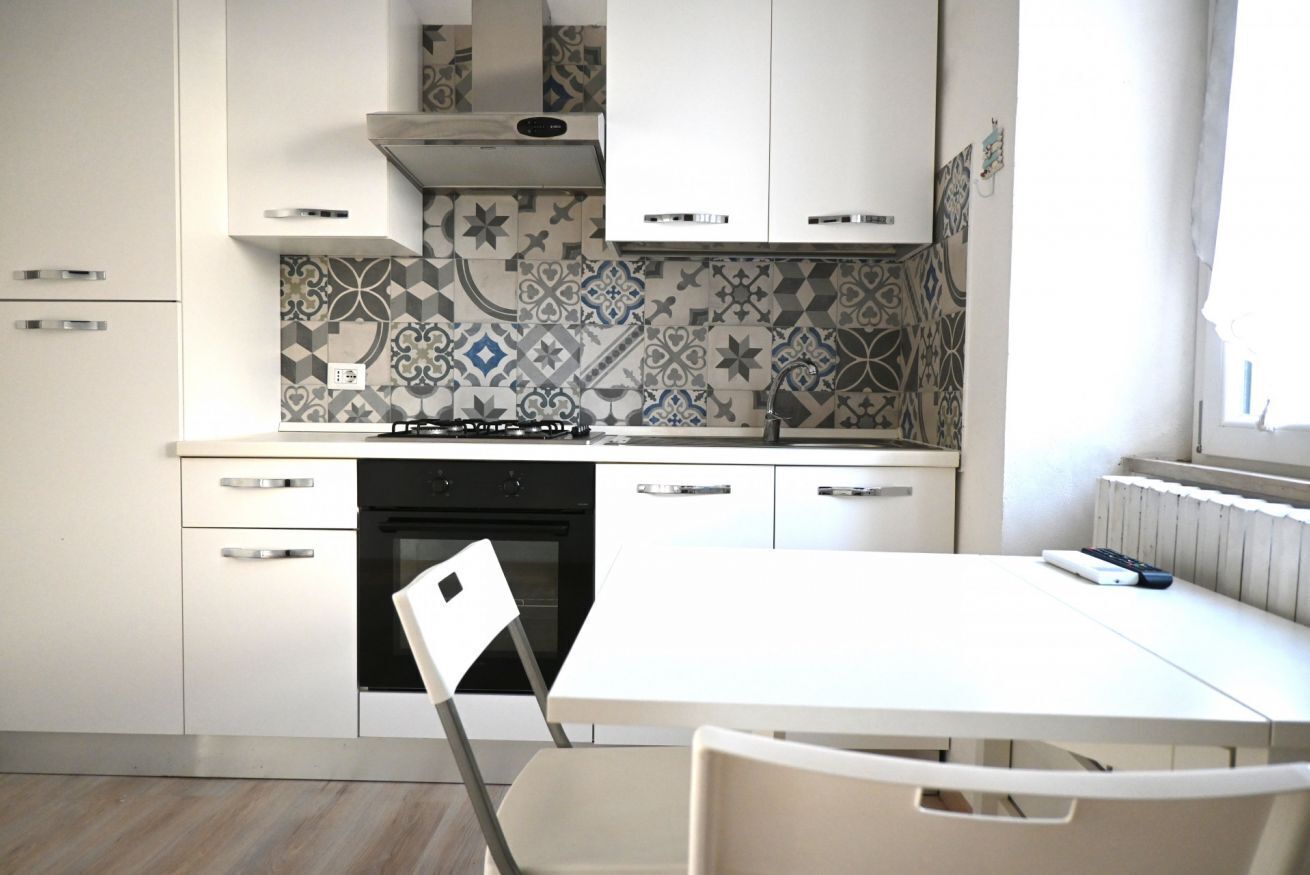 Réfrigérateur, four, tables à manger