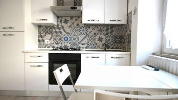 Réfrigérateur, four, tables à manger