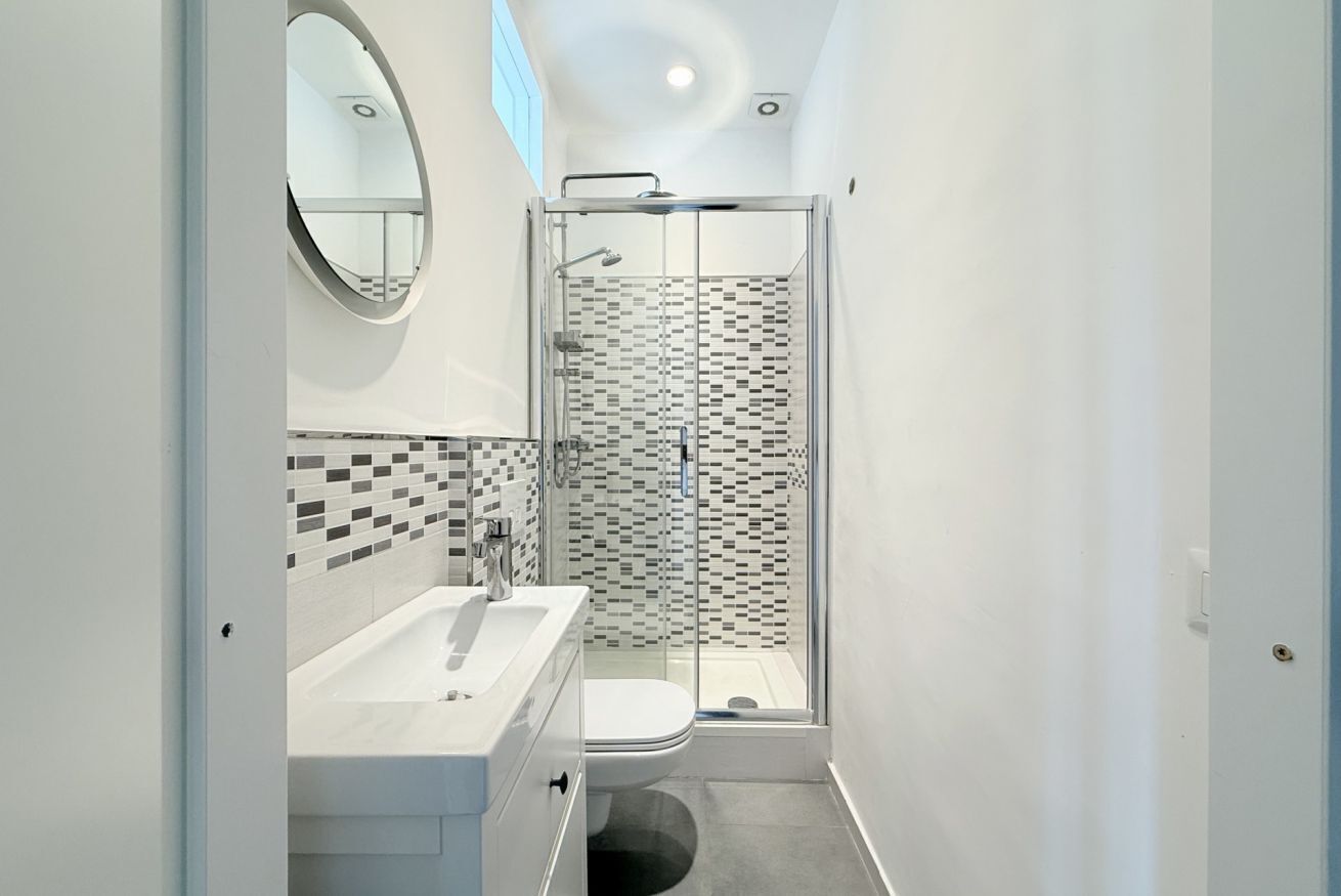 Shower, bidet, towels