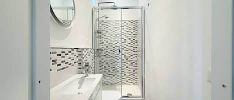 Shower, bidet, towels