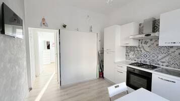 Kühlschrank, Ofen, Esstisch