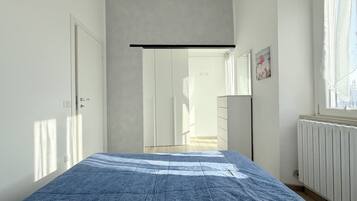 1 bedroom, bed sheets