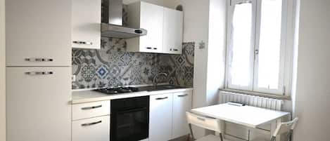 Réfrigérateur, four, tables à manger