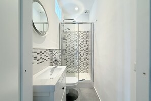 Dusche, Bidet, Handtücher