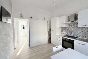 Kühlschrank, Ofen, Esstisch