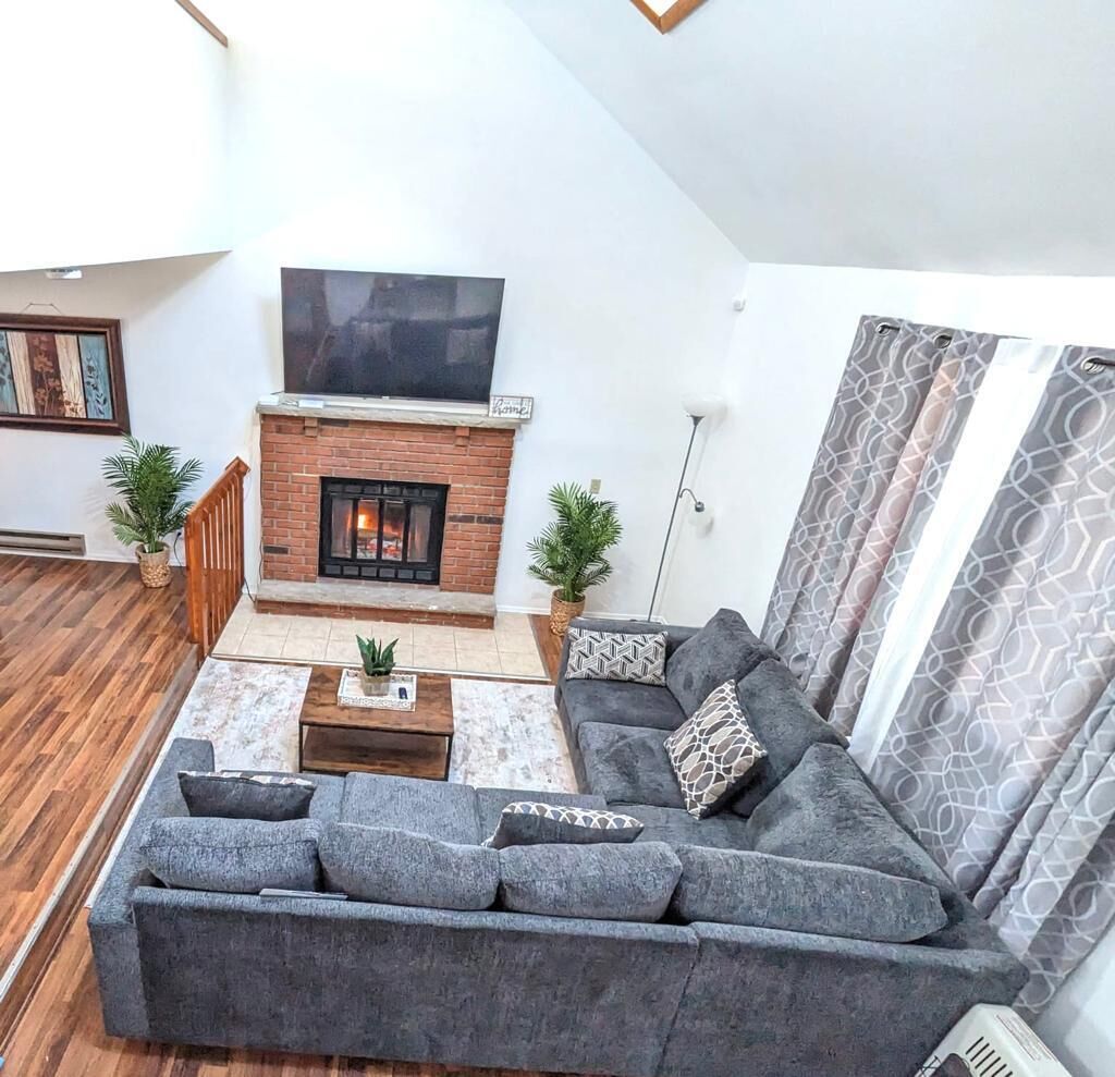 Clean, comfy & quiet Poconos  Chalet