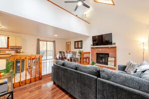 Smart TV, fireplace, video games - Clean, comfy & quiet Poconos  Chalet (Tobyhanna)