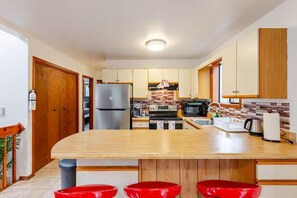 Fridge, microwave, oven, stovetop - Clean, comfy & quiet Poconos  Chalet (Tobyhanna)