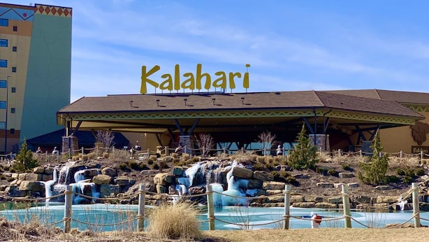 En byggnad med en skylt som visar texten ”Kalahari” och ett poolområde med ett vattenfall.