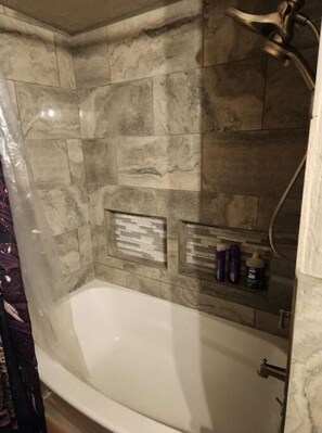 Dusche, Haartrockner, Handtücher, Seife