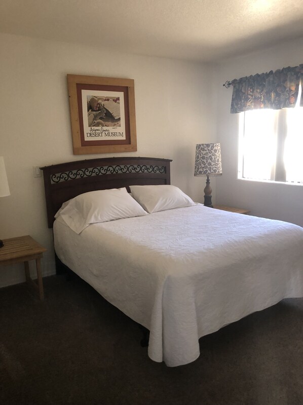 2 bedrooms, WiFi, bed sheets - QUIET, CLEAN & CONVENIENT LOCATION (Sierra Vista)