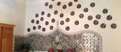 Decoración personalizada, muebles diferentes y wifi gratis