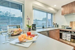 Fridge, microwave, oven, stovetop - Floating condo 'A' on Sausalito's Richardson Bay. (Mill Valley)