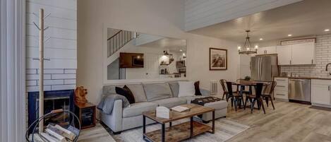 Télévision à écran plat, cheminée