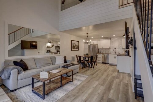 Cozy Mountain Getaway - 2 Bedroom + Loft 