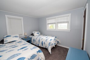 2 bedrooms, desk, WiFi, bed sheets - FALL WEEKS STILL OPEN! Steps to the beach in Wells, perfect for families! (Wells)