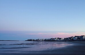 Beach nearby - 1 July week, 1 Aug week just opened! Steps to the beach, 1 dog welcome! (Wells)
