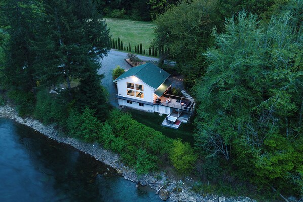 Exterior - Riverside Retreat - Skagit River with hot tub, fire pit, views (Concrete)