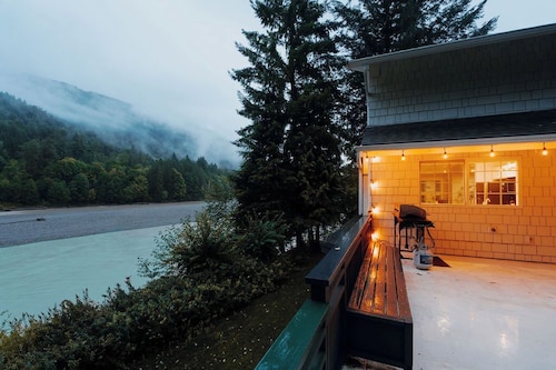 Riverside Retreat - Skagit River with hot tub, fire pit, views