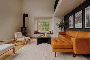 Smart TV, chimenea, tenis de mesa y libros 