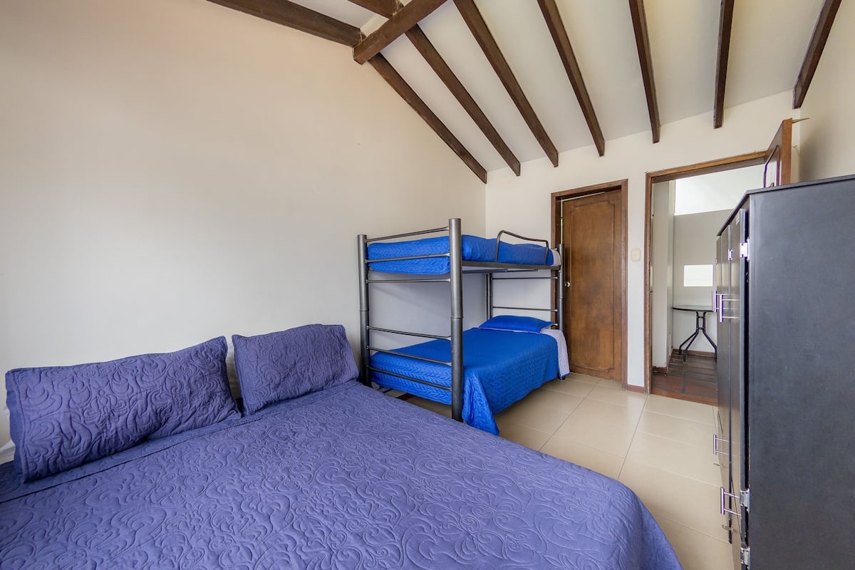 Chambre Quadruple Standard | Literie hypoallergénique, coffres-forts dans les chambres, Wi-Fi gratuit