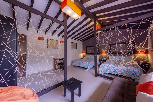 Quarto quádruplo superior | Roupas de cama antialérgicas, cofres nos quartos, Wi-Fi de cortesia