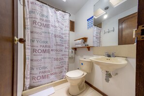 Quarto quádruplo superior | Banheiro | Chuveiro, toalhas de banho, sabonete, papel higiênico