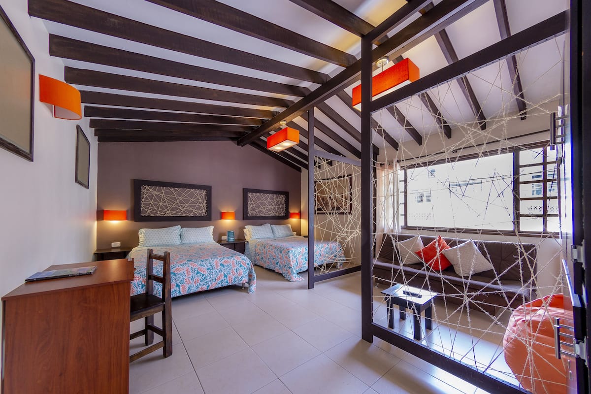 Chambre Quadruple Supérieure | Literie hypoallergénique, coffres-forts dans les chambres, Wi-Fi gratuit
