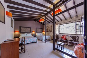 Une chambre d’hôtel moderne avec deux lits, un bureau et une grande fenêtre.