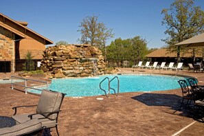 Outdoor pool - Postoak Lodge (Tulsa)