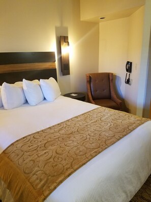 Tabla de planchar con plancha, wifi gratis y ropa de cama 