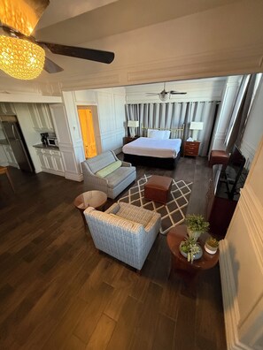 Luksusstudiosviitti | Ylelliset vuodevaatteet, työpöytä