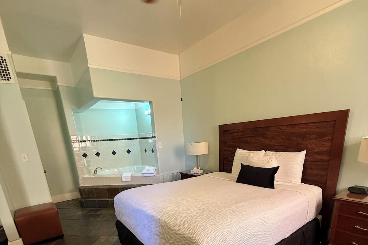 Executive kamer | Badkamer | Een bad/douchecombinatie, gratis toiletartikelen, een haardroger