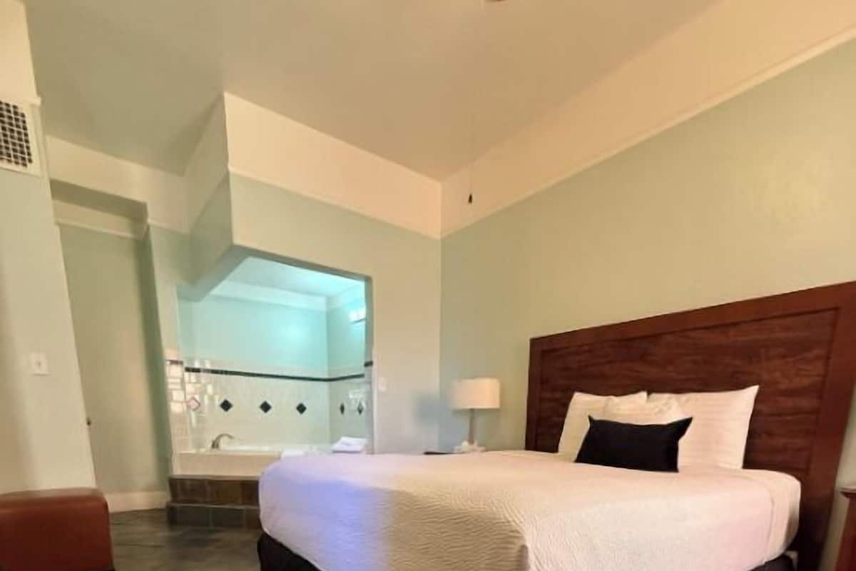 Signature studio suite | Badkamer | Een bad/douchecombinatie, gratis toiletartikelen, een haardroger
