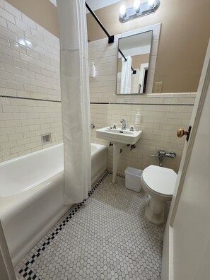 Habitación doble Confort | Baño | Tina con regadera, amenidades de baño gratuitas, secadora de cabello