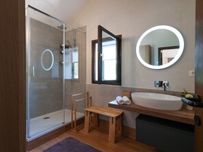 Douche, articles de toilette (gratuits), séchoir à cheveux