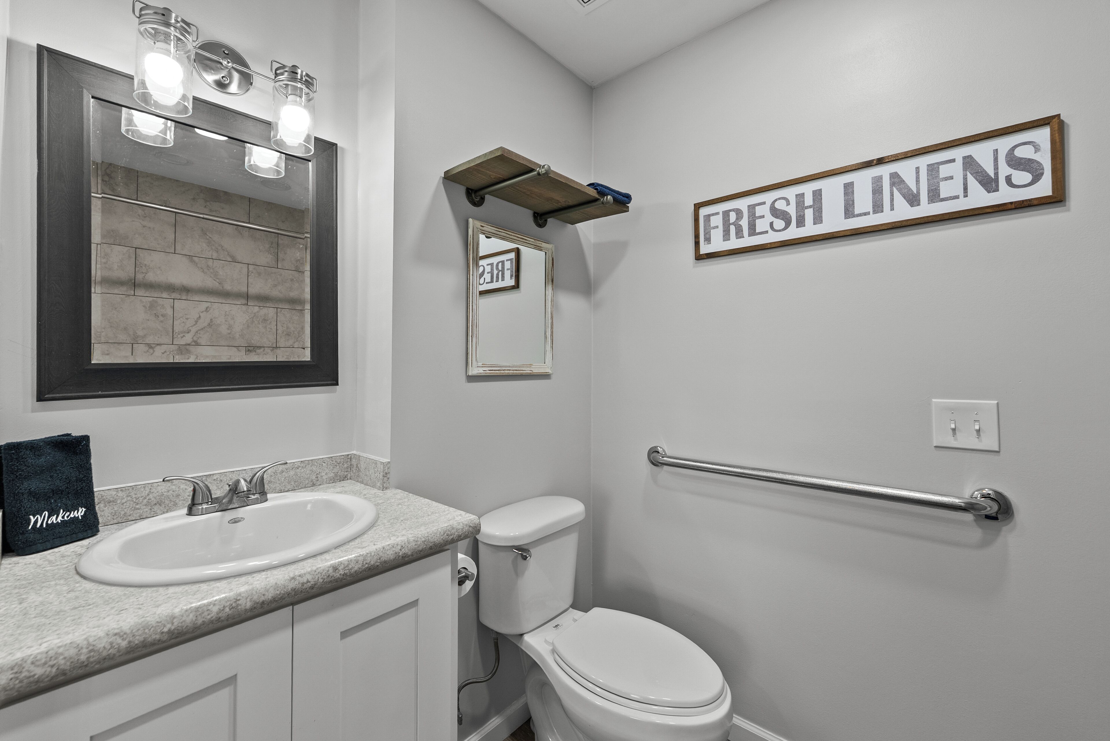 مجففات شعر، مناشف، صابون، ورق حمّام