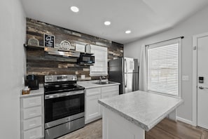 Frigorífico, microondas, horno y placa de cocina